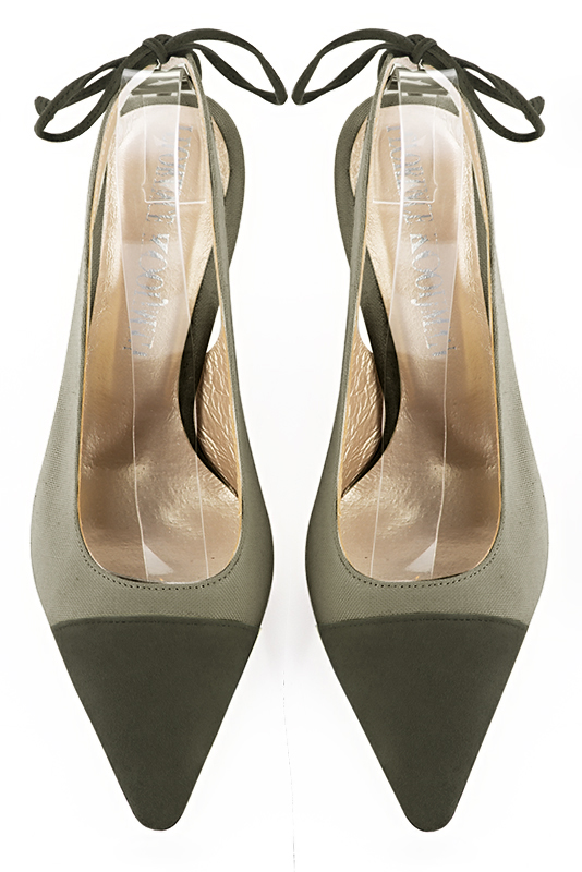 Khaki green slingback shoes. Pointed toe. Medium slim heel. Model